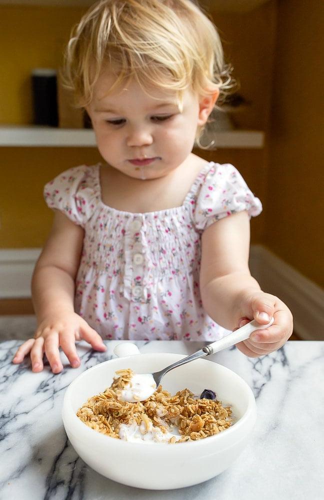 Ricetta di granola adatta ai bambini, preparata con semi invece di grandi noci e frutta liofilizzata croccante.