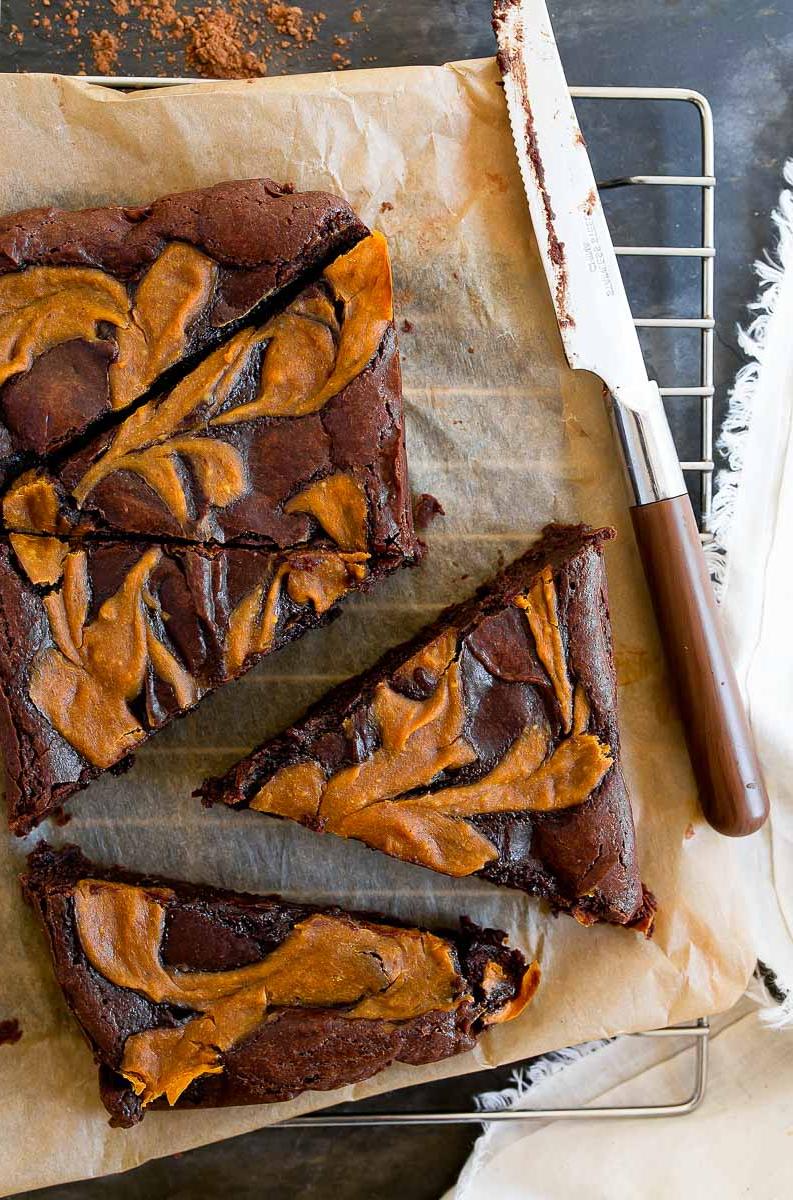 Brownies alla zucca per due: brownies con vortice di crema alla zucca. Preparati in uno stampo da plumcake, perfetti per due persone!