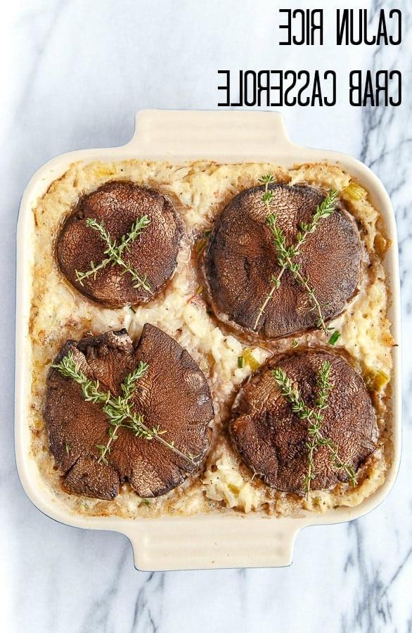 Timballo di riso al granchio con spezie Cajun, cremoso e saporito, appena sfornato