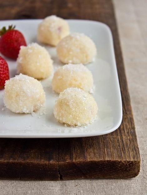 Deliziosi tartufi allo yogurt greco con fragole e cioccolato bianco