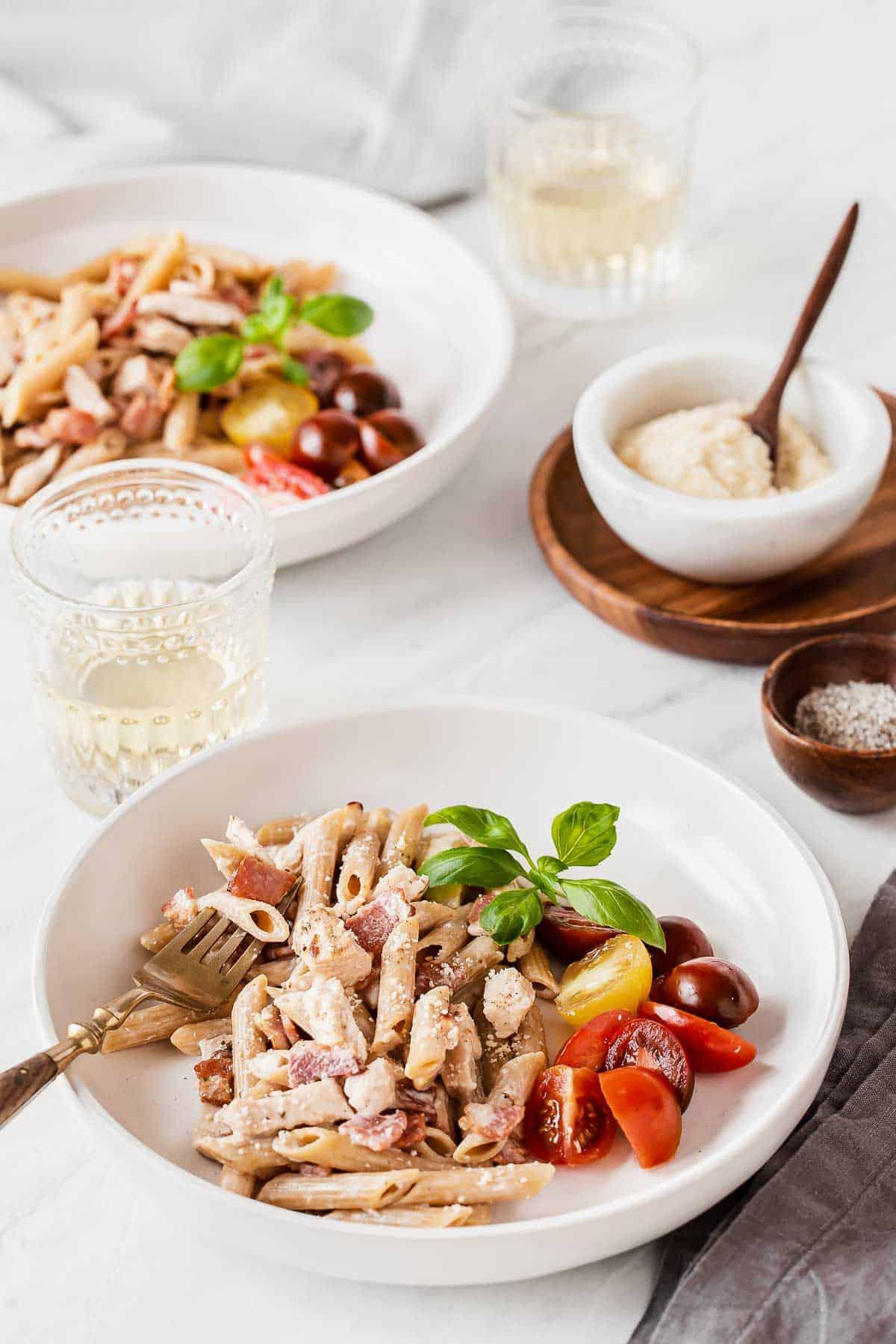 Pasta con Pollo e Bacon 2 Due ciotole di pasta cremosa con pollo e pancetta