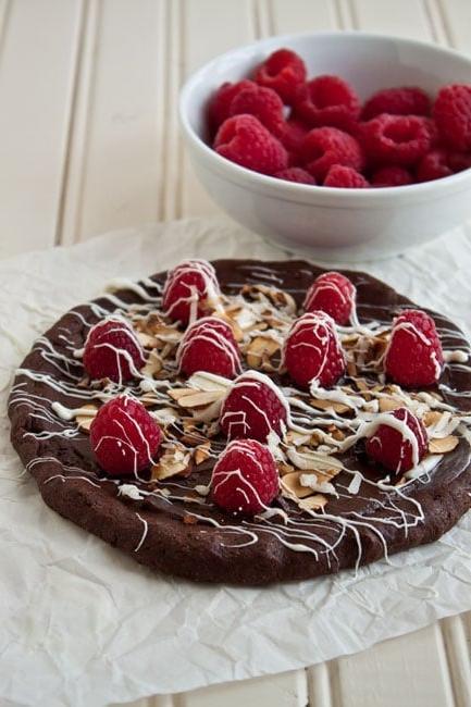 Pizza Dolce al Doppio Cioccolato con Lamponi Freschi