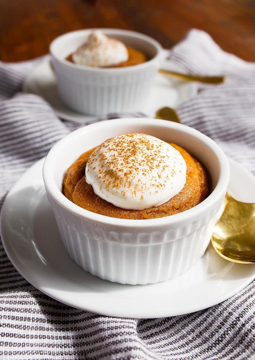 Torta di zucca facile in cocotte. Due mini torte di zucca. Un'ottima ricetta per utilizzare la purea di zucca avanzata.