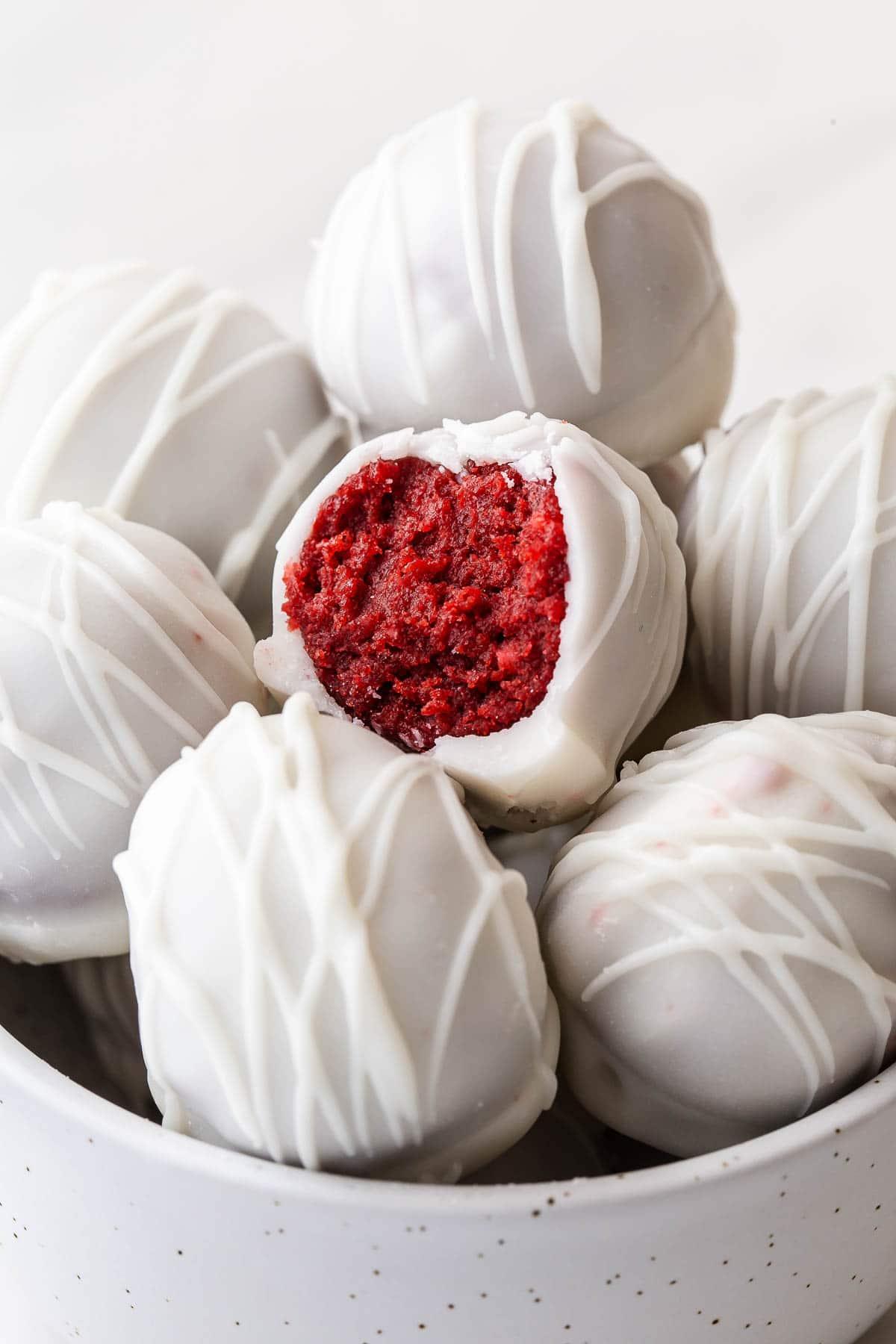 Red Velvet Cake Pops 2 Cake pops Red Velvet in una ciotola bianca.