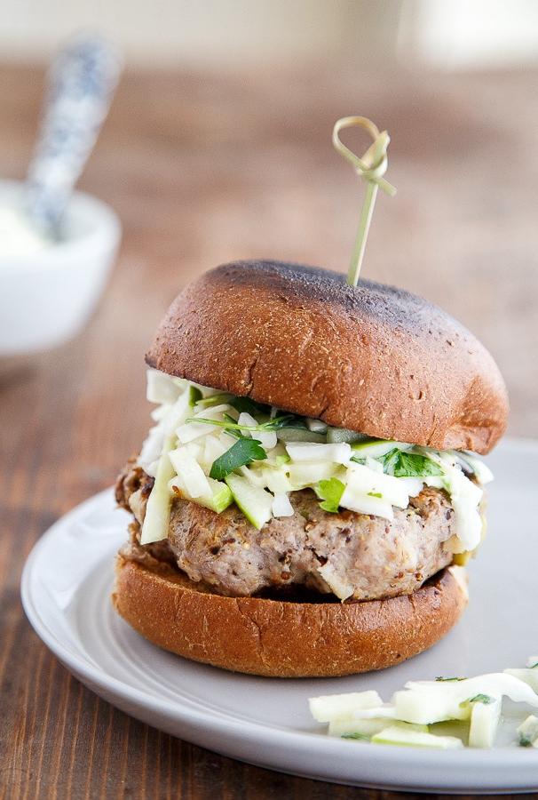 Hamburger di pollo al rosmarino e mela con slaw di mela