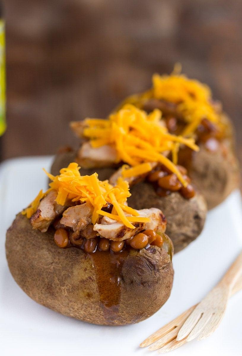 Patate ripiene al barbecue con fagioli e formaggio