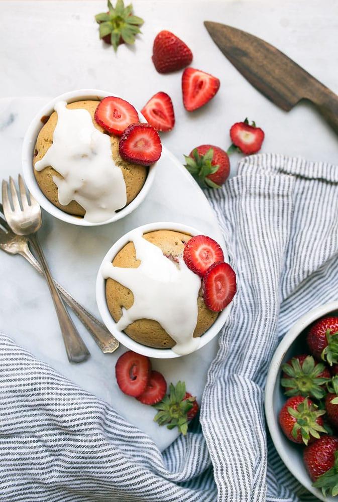 Torta alle fragole con fragole fresche per due, preparata nei ramekin.