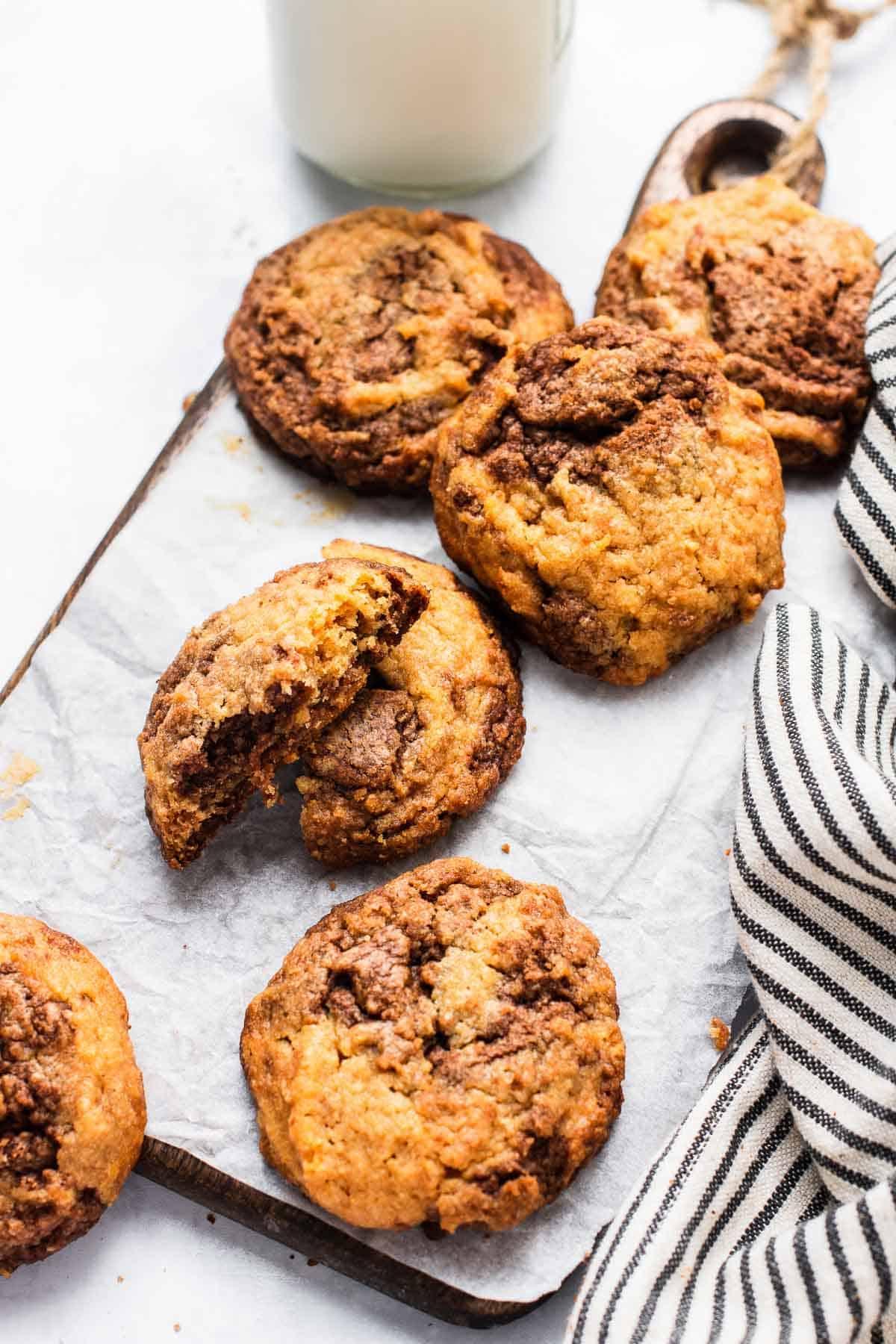 Biscotti al Burro di Arachidi e Nutella 2 Biscotti al burro di arachidi e Nutella vortice su carta con tovagliolo di stoffa.
