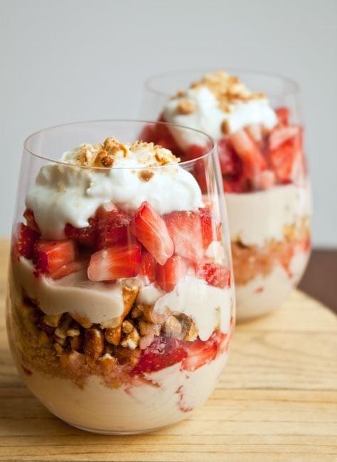 **Coppette alle Fragole e Pretzel** 2 Parfait di Fragole e Bretzel in Bicchieri da Dessert