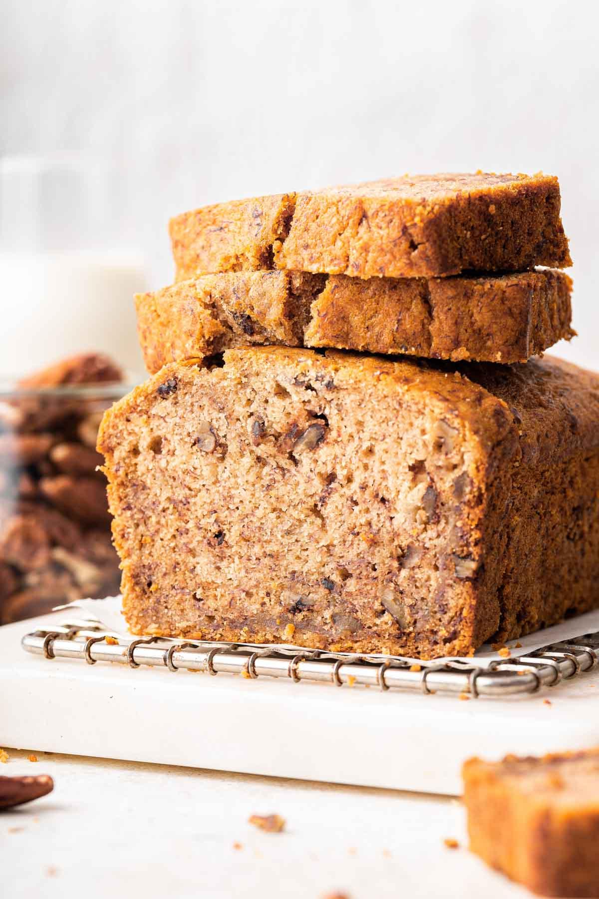 Pane alle banane senza uova 2 Fetta di banana bread senza uova con due fette sopra.