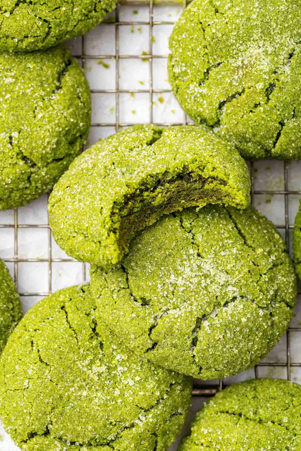 Biscotti al Tè Verde Matcha 2 Primo piano di biscotti al tè verde matcha cosparsi di zucchero.