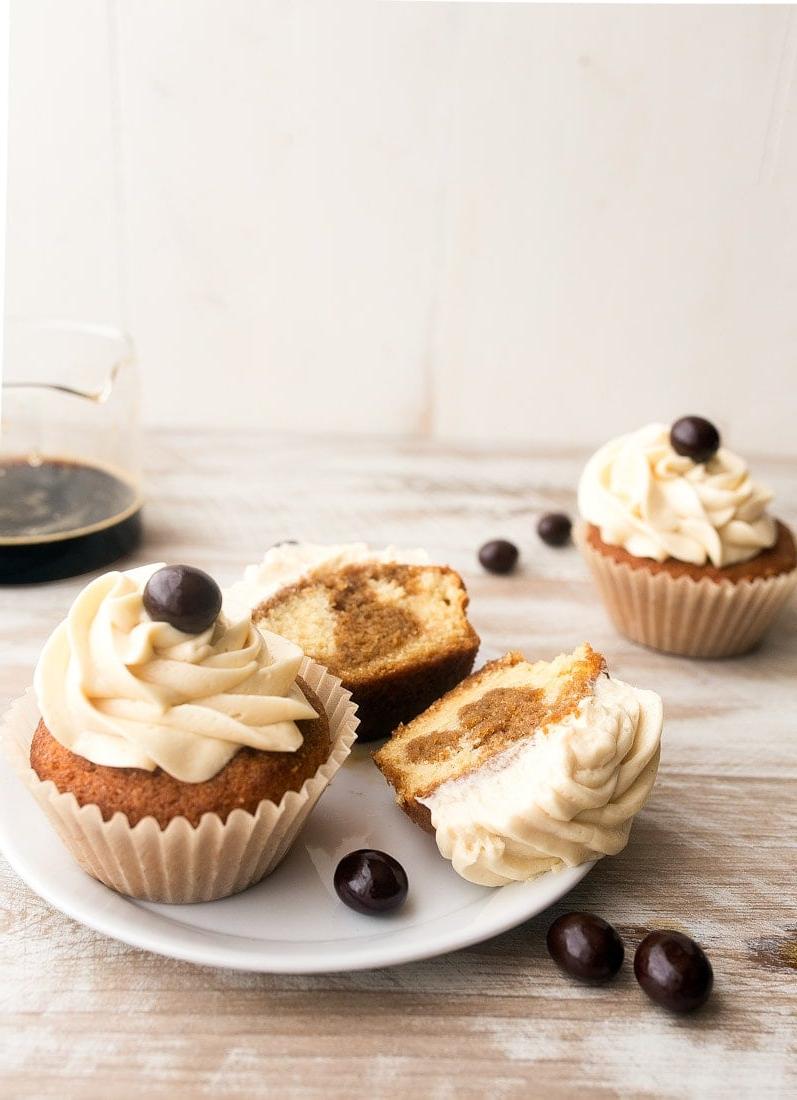 Cupcakes al Tiramisù per Due, ricetta per piccole porzioni. La ricetta rende 4 cupcakes. Cupcakes alla vaniglia con bagna al caffè-Kahlua e glassa al mascarpone.