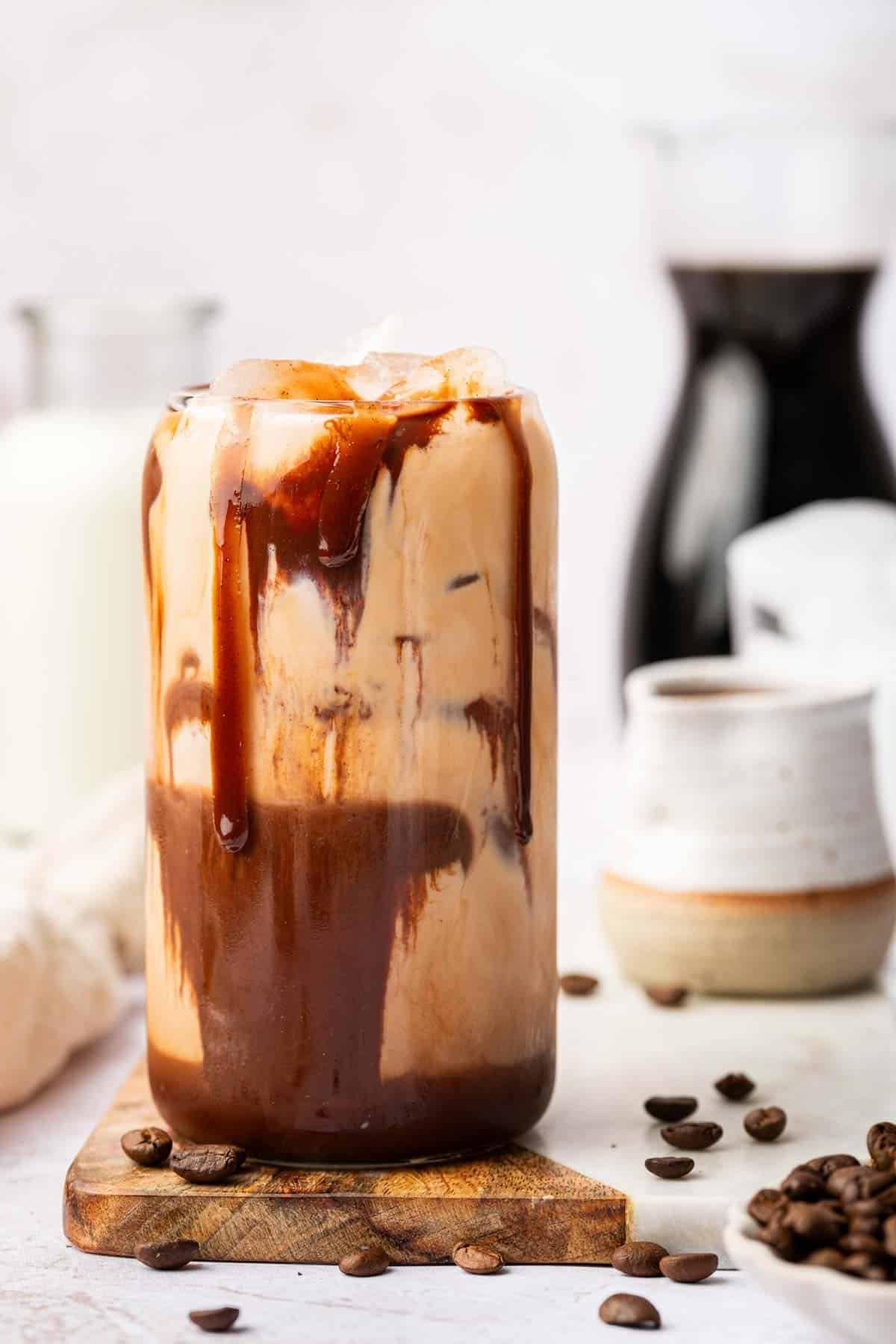 Ricetta Mocaccino Ghiacciato 2 Immagine verticale di moka fredda con cioccolato spalmato e chicchi di caffè.
