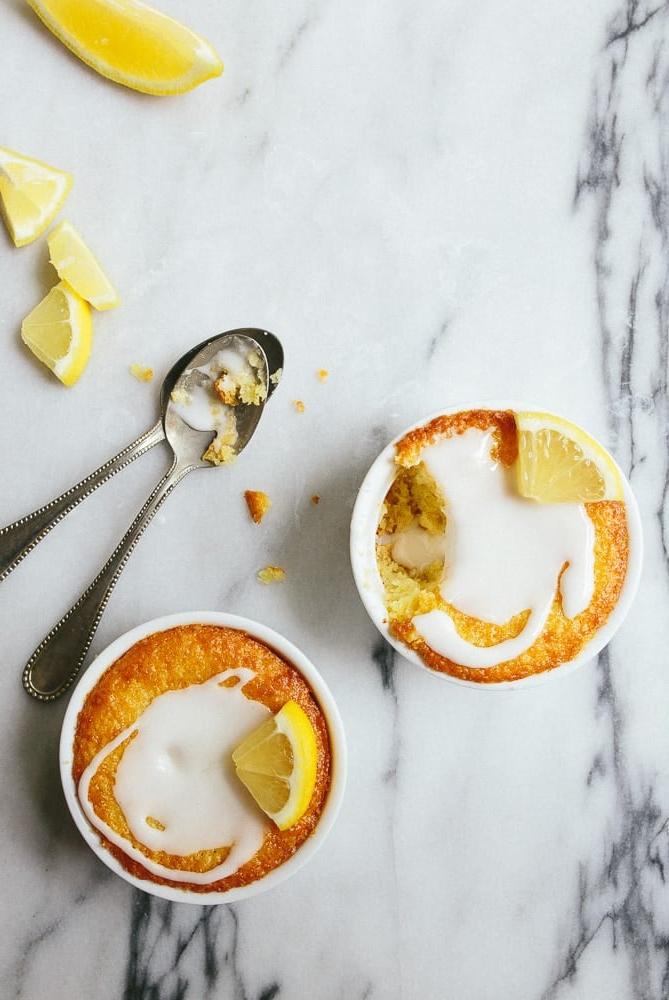 Mini torta al limone per due, fatta in cocotte. Torta in piccole porzioni.