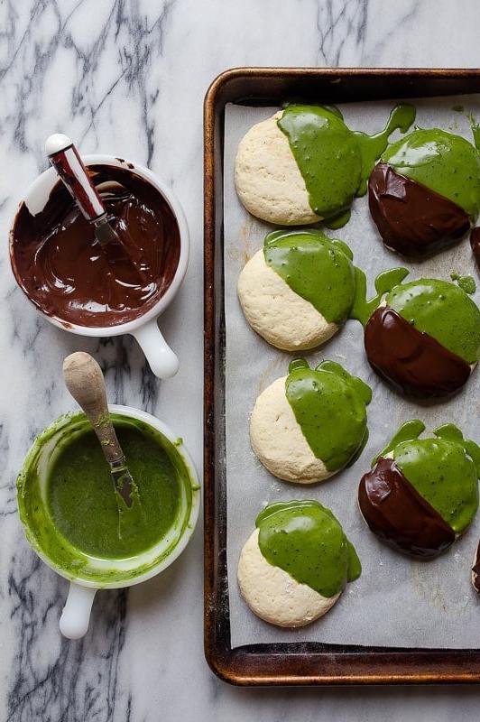 Biscotti al Matcha con glassa bicolore Biscotti al Matcha immersi nel Cioccolato Fondente