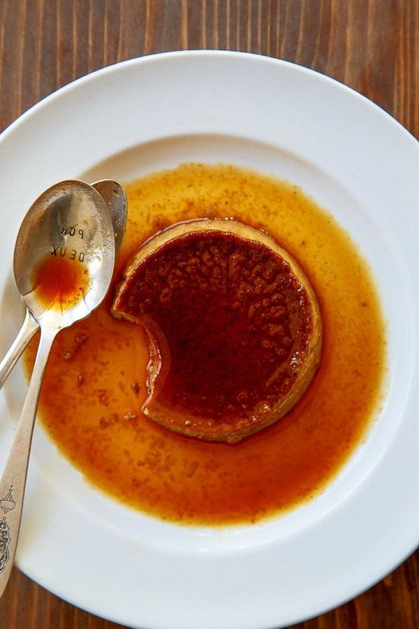 Flan allo zenzero speziato per due. Un dessert cremoso e aromatico, perfetto per le festività.