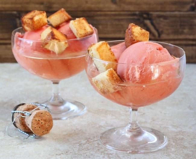 Gelato al Champagne con crostini di pan di Spagna tostato - DessertForTwo.com