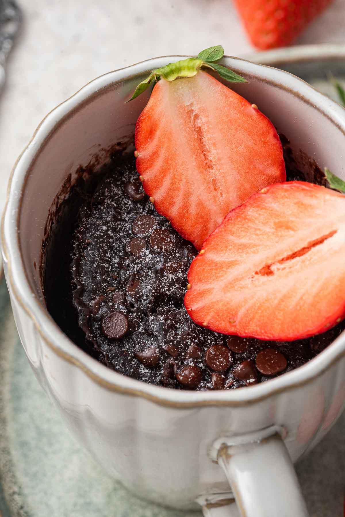 Ricetta Torta al Cioccolato in Tazza 2 Torta al cioccolato in tazza con fragole fresche in cima.