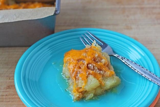 Casseruola di Ananas pronta per essere servita, con una deliziosa crosta dorata e formaggio fuso.