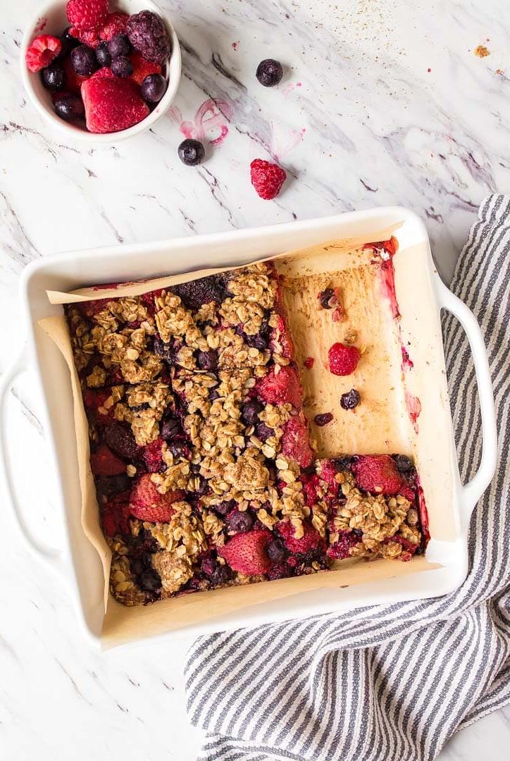 Barrette di Avena al Forno con Frutti di Bosco Misti: Ricetta facile e sana per colazione e spuntino, adatta ai bambini e senza glutine.