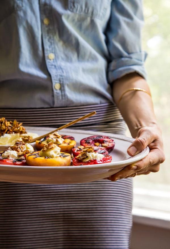Frutta a nocciolo grigliata con topping di mascarpone alle mandorle