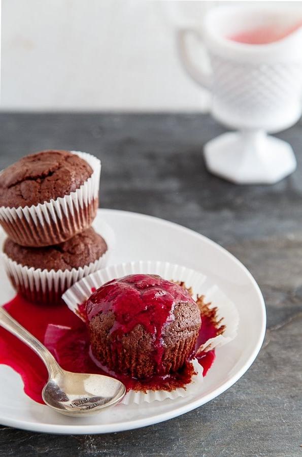 Mini plumcake al cioccolato con salsa ai lamponi, una delizia per due