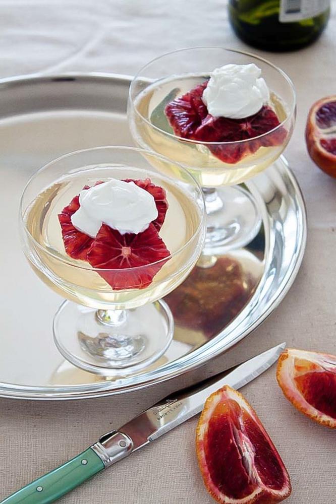 Gelatina di Moscato: Un dessert elegante e romantico con arance rosse e panna montata