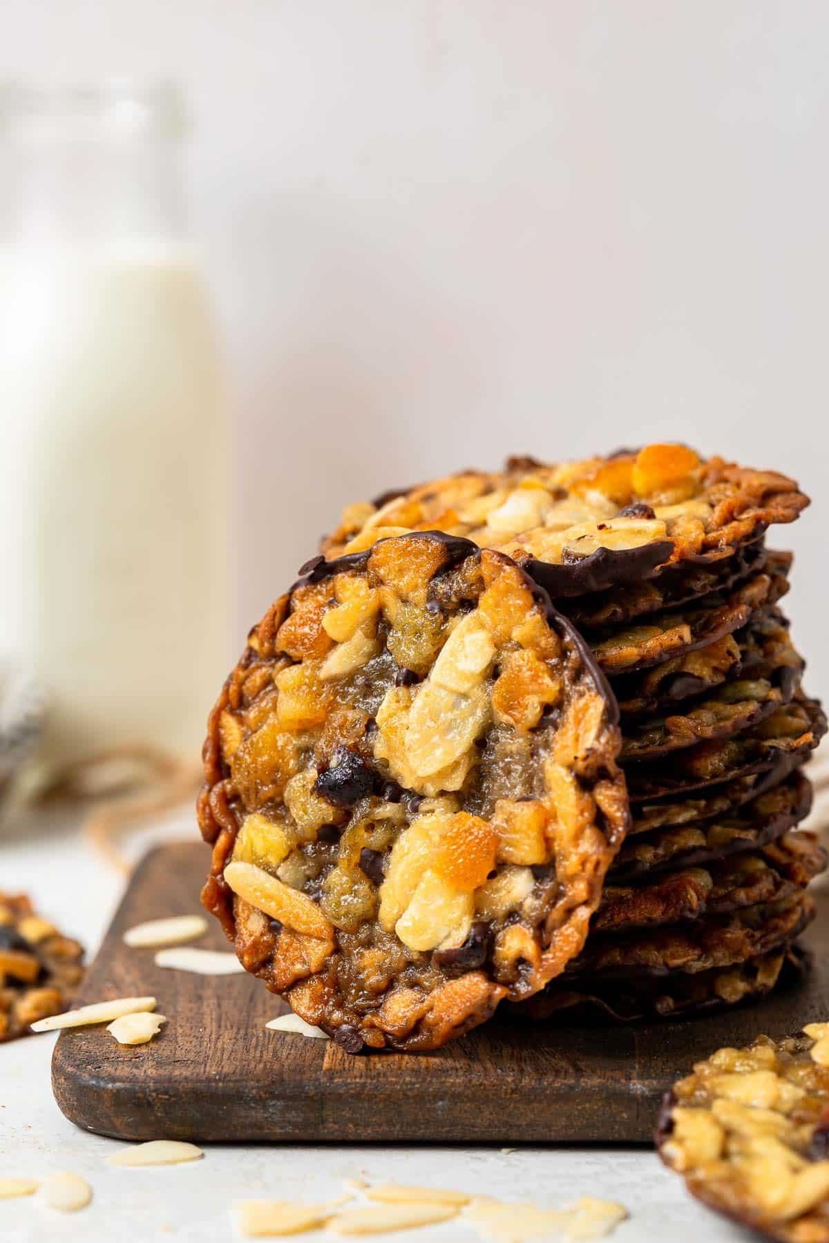 Biscotto Fiorentino intinto nel cioccolato.