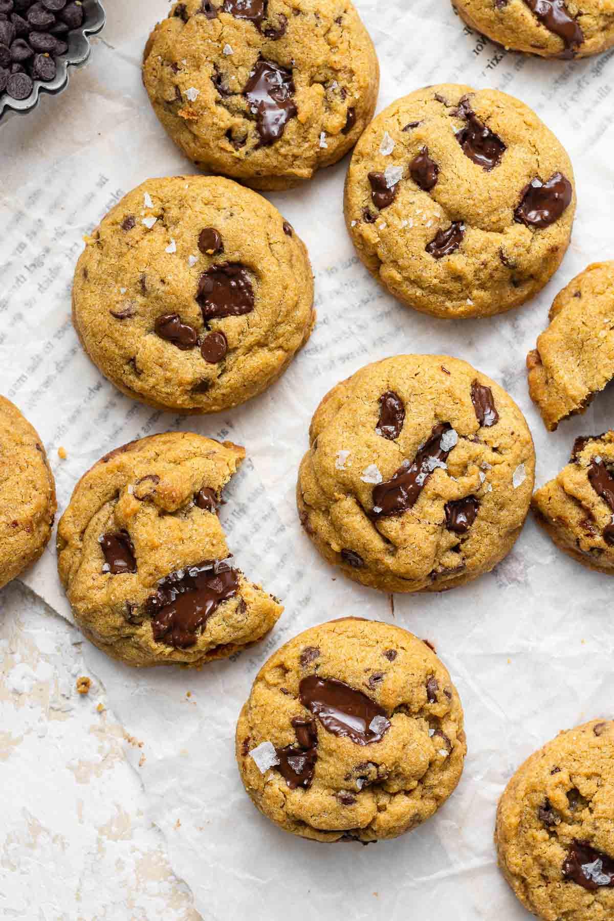 Biscotti al cioccolato con zucchero di canna sul tavolo.