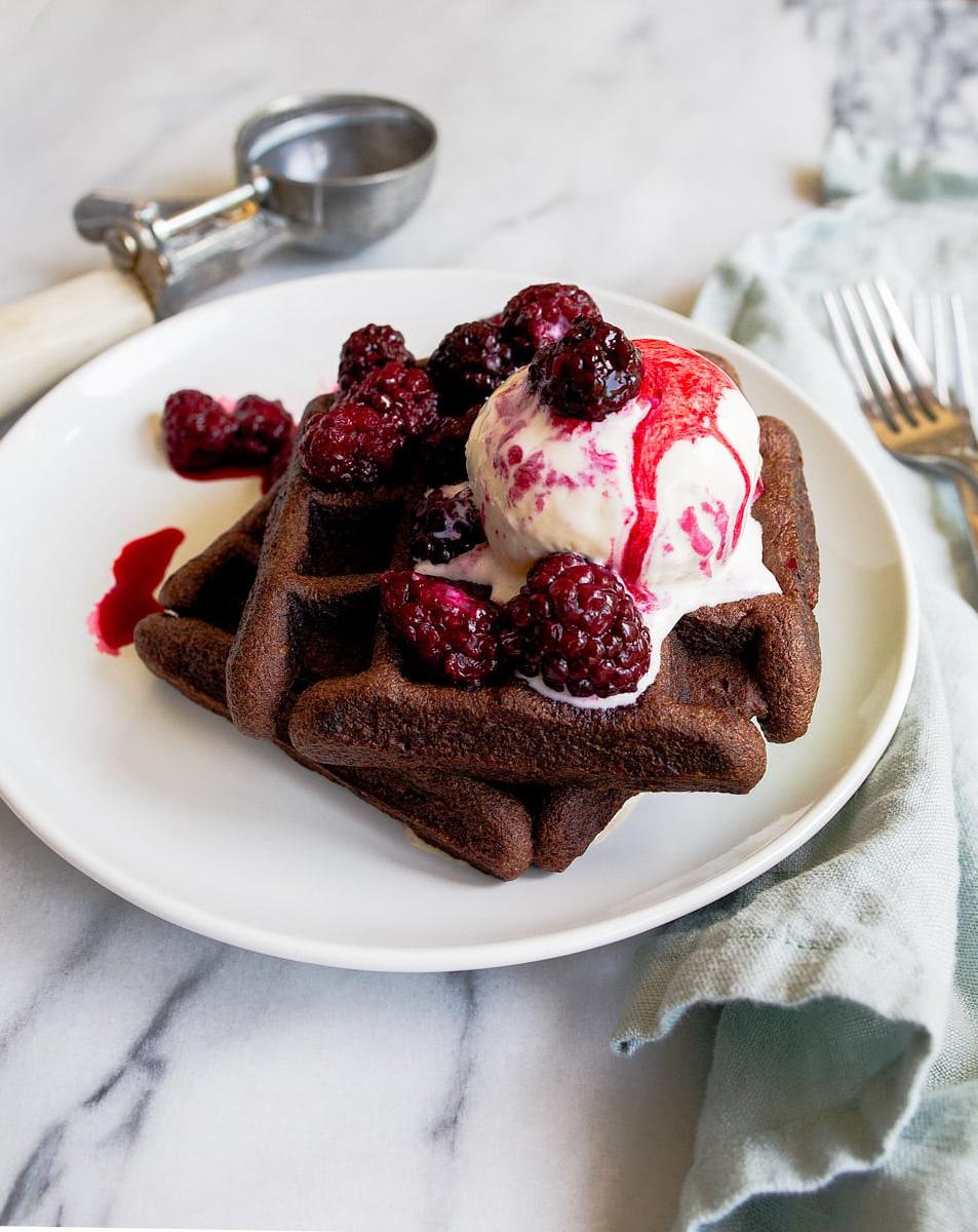 Waffles di preparato per torta. Ricetta di preparato per torta al cioccolato per fare i waffles! La ricetta produce 4 waffles da Dessert for Two