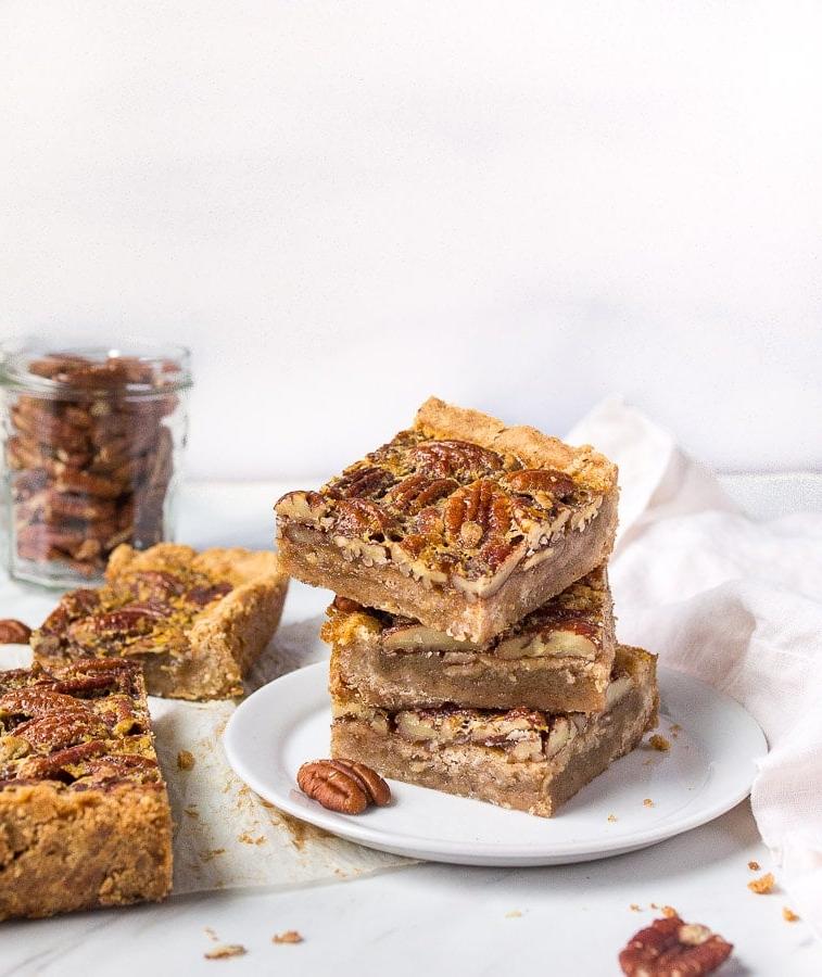 Barrette di torta di noci pecan senza sciroppo di mais, una delizia delle feste