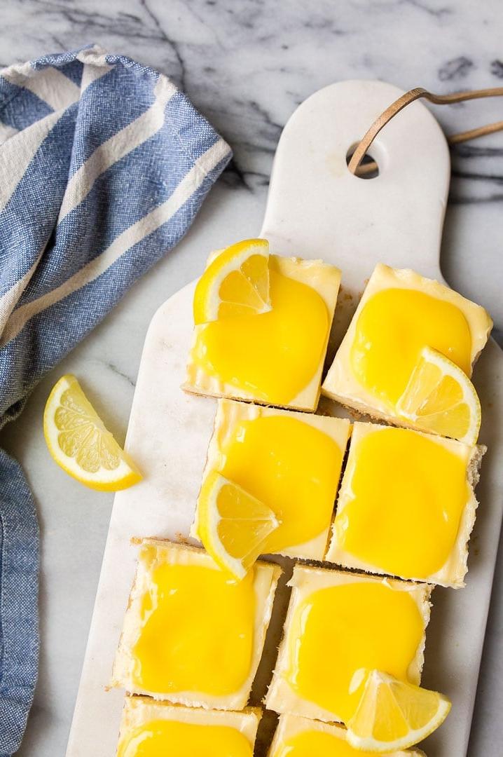 Barrette di Cheesecake al Limone con Curd Fatto in Casa. Le cheesecake bar al limone sono un dessert estivo divertente e facile da preparare.