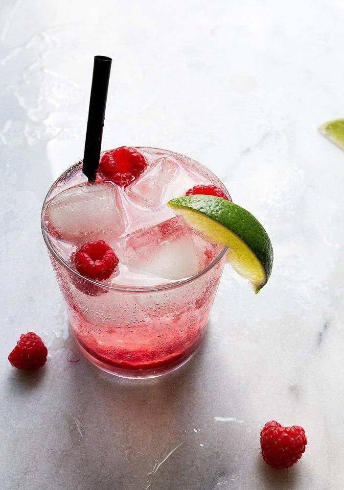 Limeade fresco ai lamponi con vodka, una bevanda estiva rinfrescante