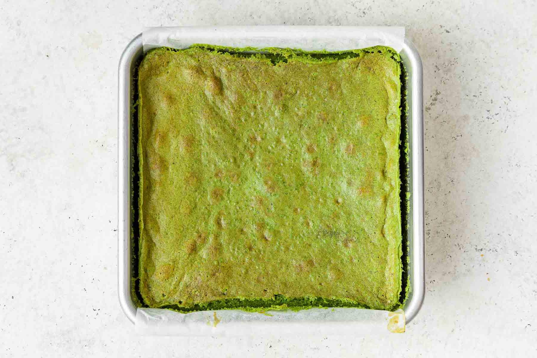 Torta al Matcha 11 Torta al matcha quadrata appena sfornata in teglia di metallo da 8 pollici.