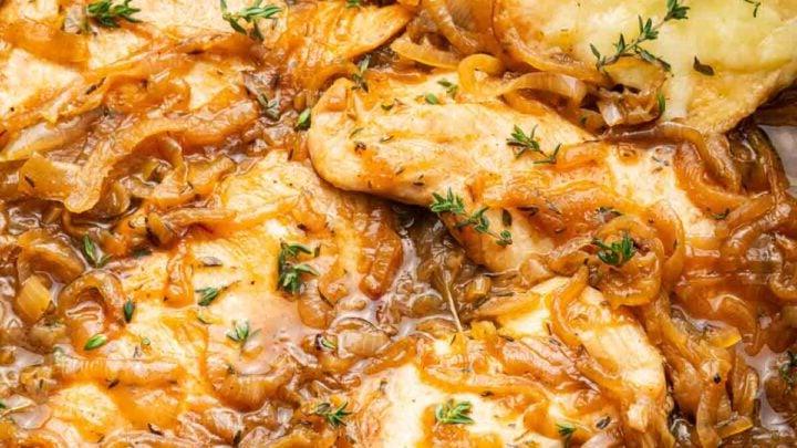 Ricetta del Pollo alla Cipolla Francese 11 Macro immagine di Pollo alla Francese in padella con pane a lato.