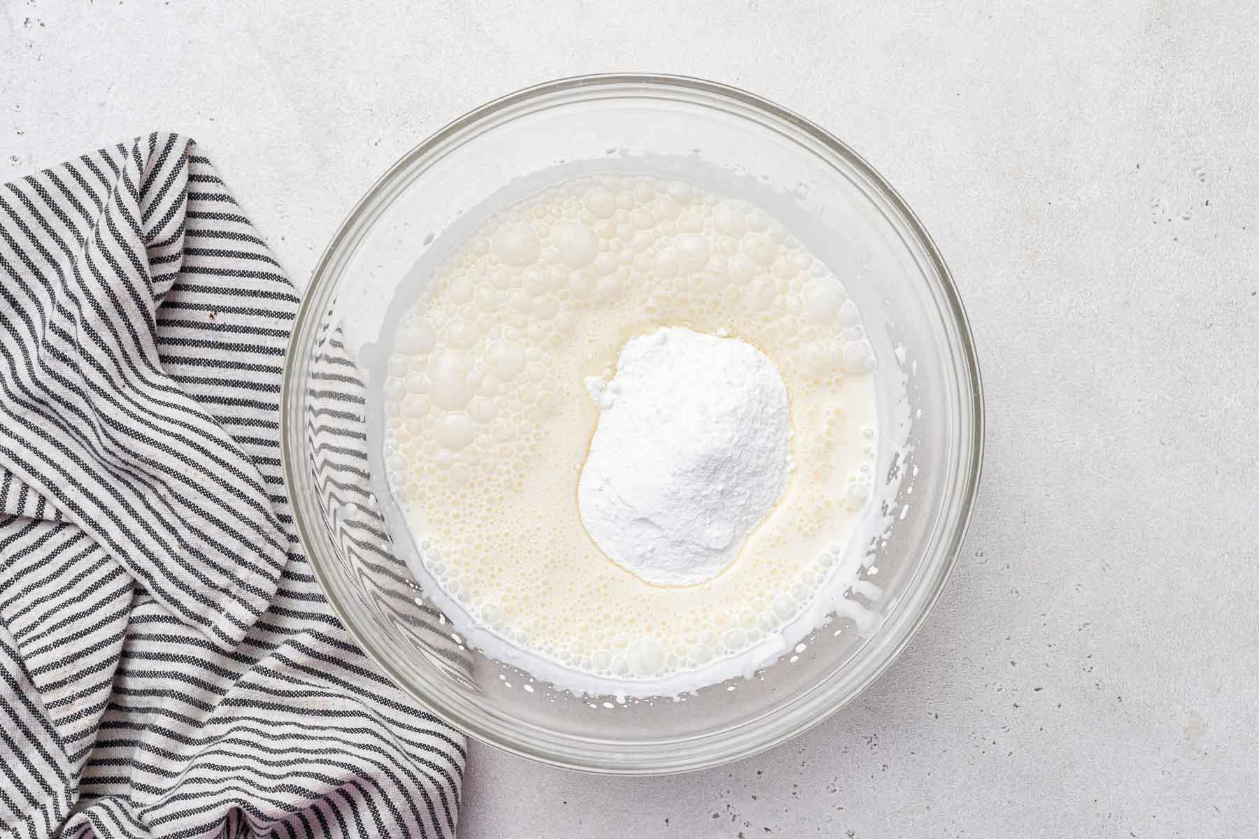 Ingredienti per la glassa di panna montata in una ciotola.