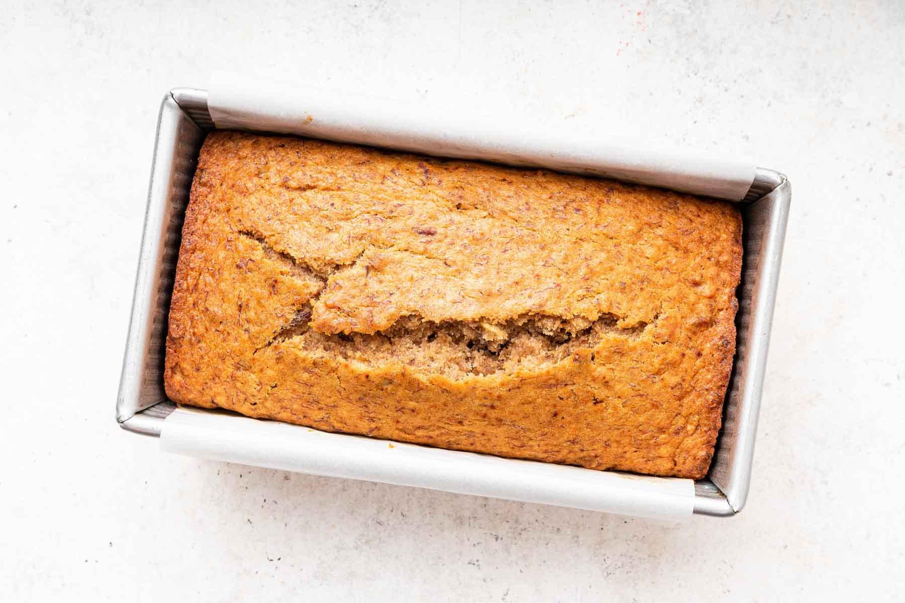 Pane alle banane senza uova 11 Torta di pane appena sfornata.