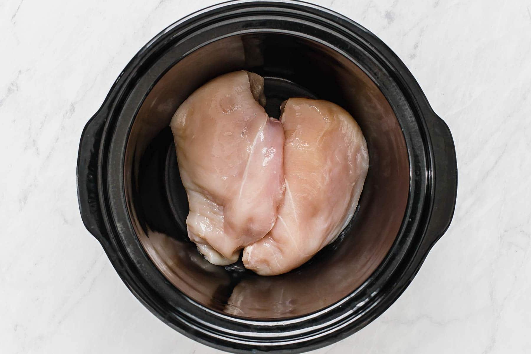 Pollo Cremoso in Pentola a Cottura Lenta 11 Petti di pollo in slow cooker nera.