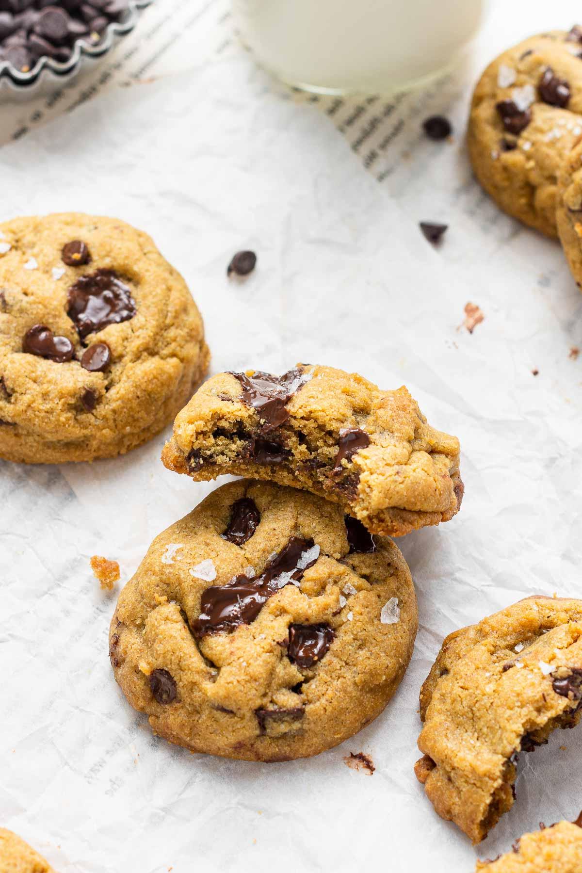 Biscotto con un morso mancante per mostrare l'interno del biscotto con gocce di cioccolato.