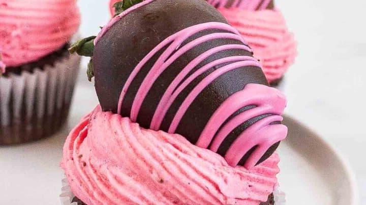 Cupcakes al cioccolato e fragole fresche.