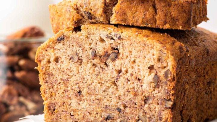 Pane alle banane senza uova 12 Fetta di banana bread senza uova con due fette sopra.