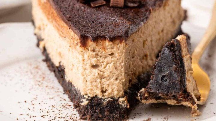 Cheesecake al caffè 12 Fetta di cheesecake al caffè decorata con riccioli di cioccolato, immagine di anteprima ricetta.