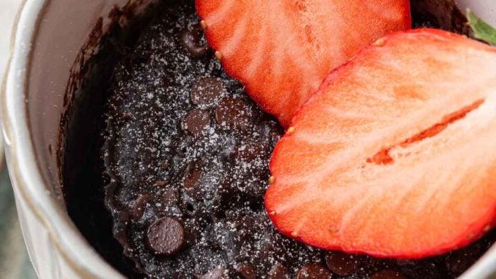 Ricetta Torta al Cioccolato in Tazza 12 Torta al cioccolato in tazza con fragole fresche in cima.