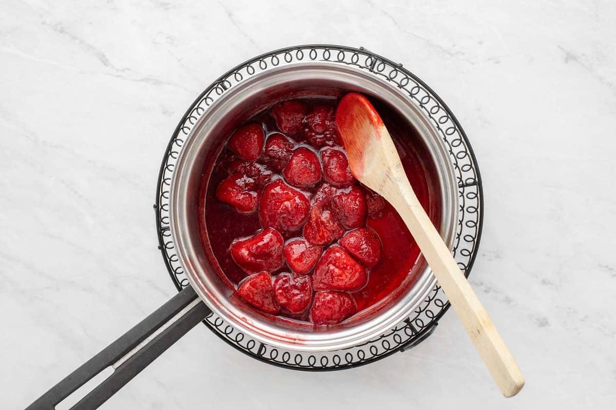 Fragole cotte in una pentola.