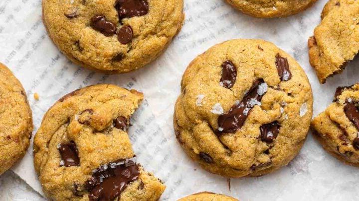 Biscotti al cioccolato con zucchero di canna sul tavolo.