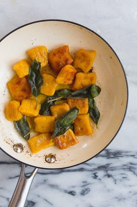 Gnocchi di Zucca e Ricotta con Salvia Fritta per Due