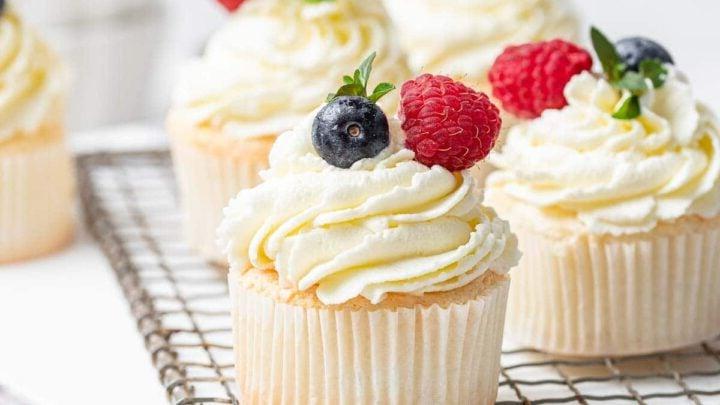 Tortini Angel Food 13 Quattro muffin Angel Food bianchi su griglia con frutti di bosco freschi.