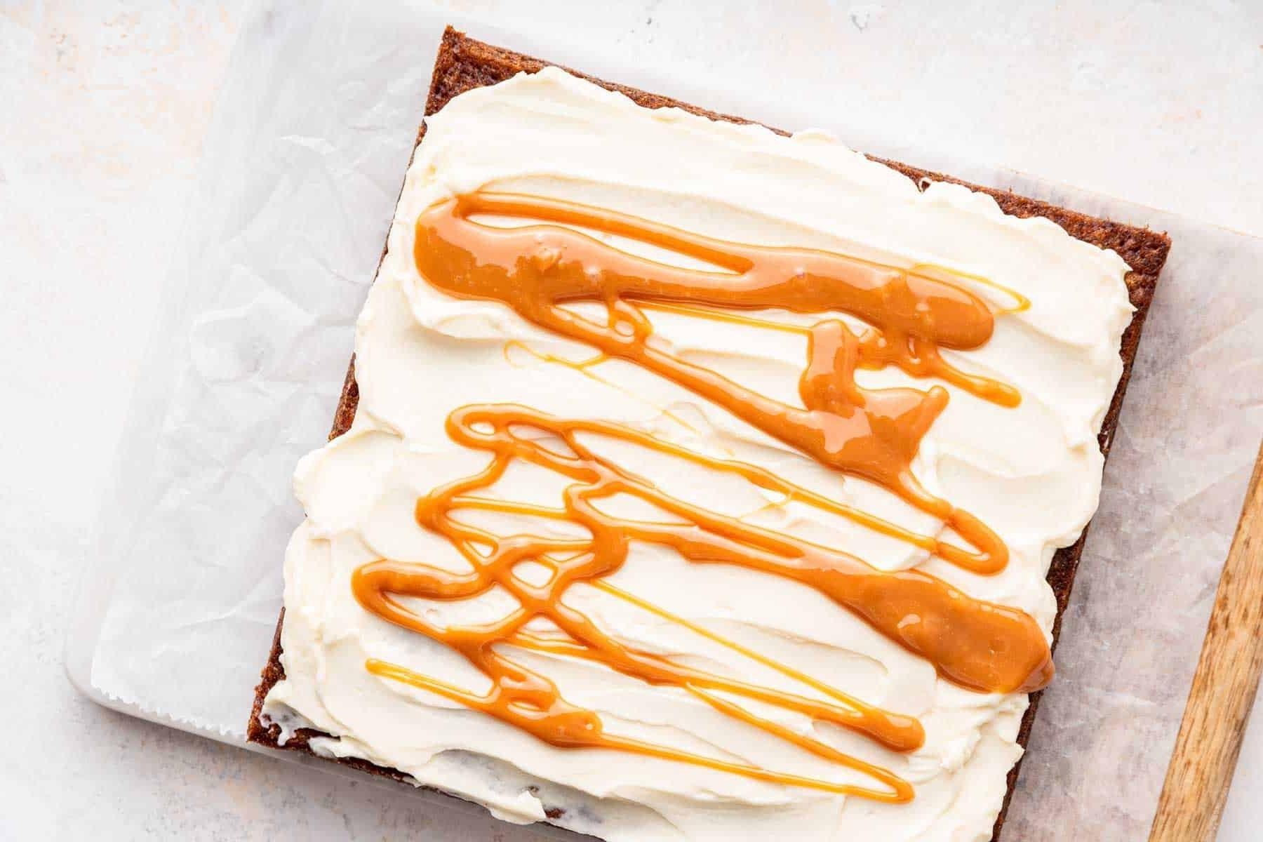 **Tortina di Carote con Glassa al Formaggio Cremoso al Caramello** 13 Glassa bianca marmorizzata con caramello su una torta quadrata, un capolavoro visivo e di gusto.