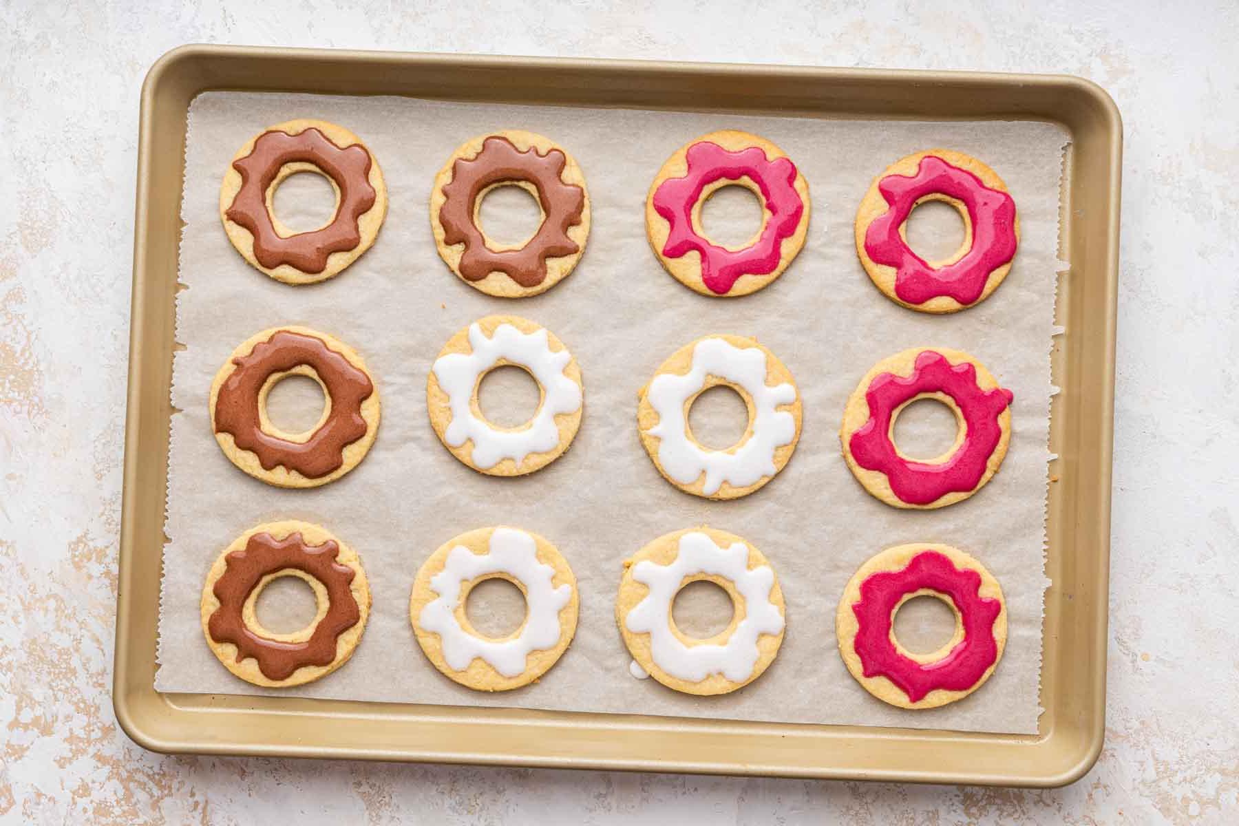 Biscotti Ciambella 13 Donut cookies decorated with frosting.