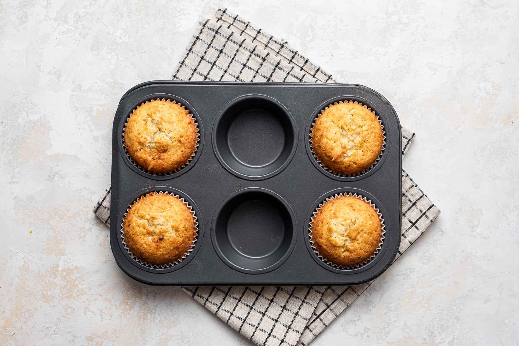 Cupcake gialli cotti nella teglia.
